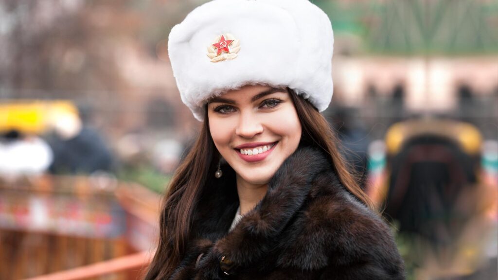 Как правильно носить белую ушанку с кокардой
